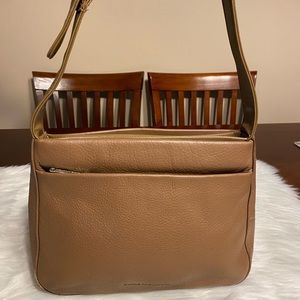 Stone Mountain Women’s Leather Shoulder Handbag (Tan)